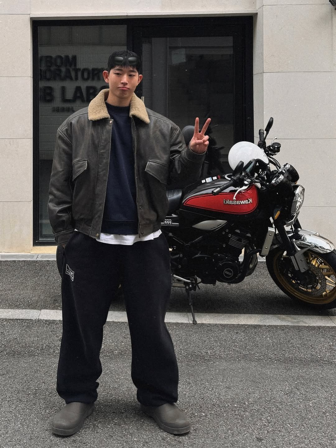 Photo by 웅이🐶 on October 31, 2025. May be an image of one or more people, motorcycle, beret, helmet, parka, scooter, jacket and text.