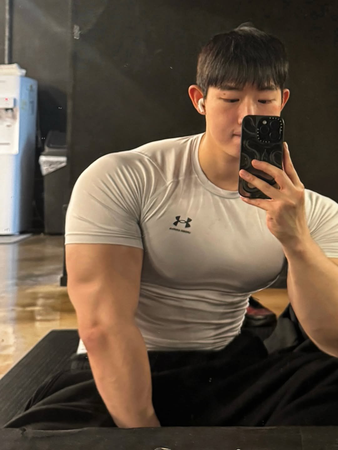 Photo by 웅이🐶 on November 15, 2025. May be an image of one or more people, biceps, people bodybuilding and text.