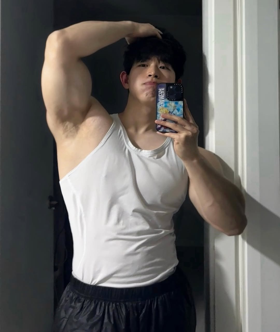 Photo by 웅이🐶 on January 23, 2026. May be an image of one or more people, biceps, people bodybuilding, tanktop and text.