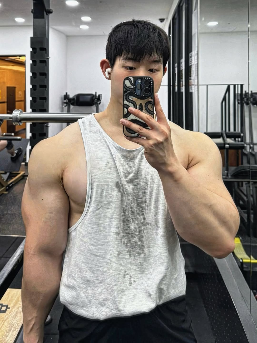 Photo by 웅이🐶 on October 28, 2025. May be an image of one or more people, biceps, people bodybuilding and text.