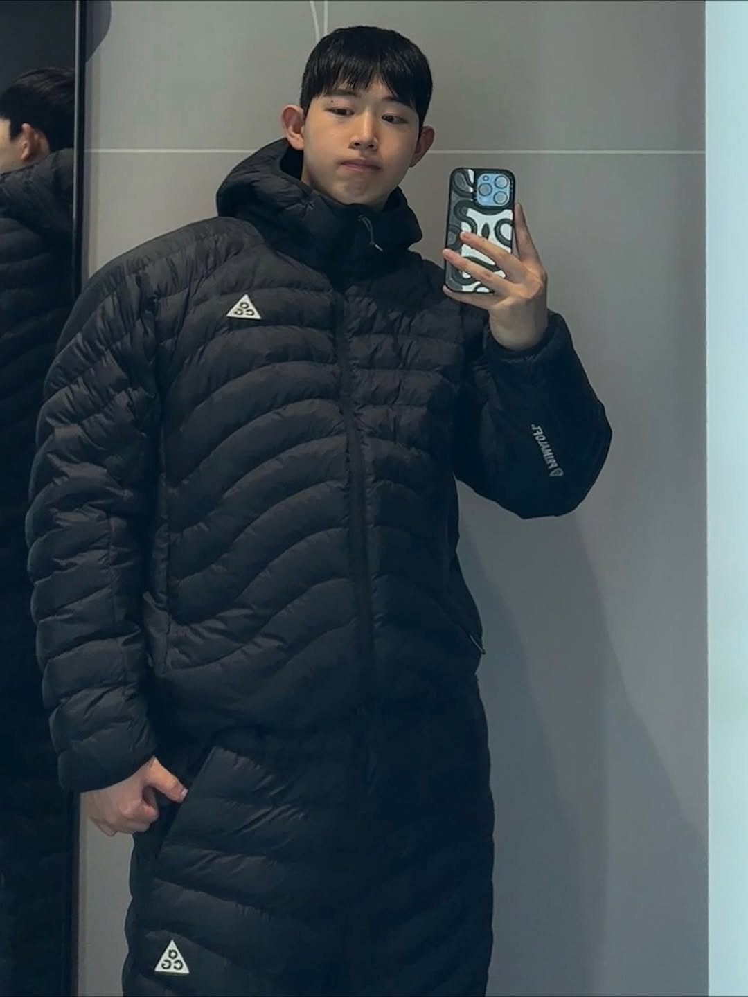 Photo shared by 웅이🐶 on November 09, 2025 tagging @acgdaily. May be an image of goosedown coat, duffle coat, sweatpants, jacket, parka, fleece, snowsuit and text.