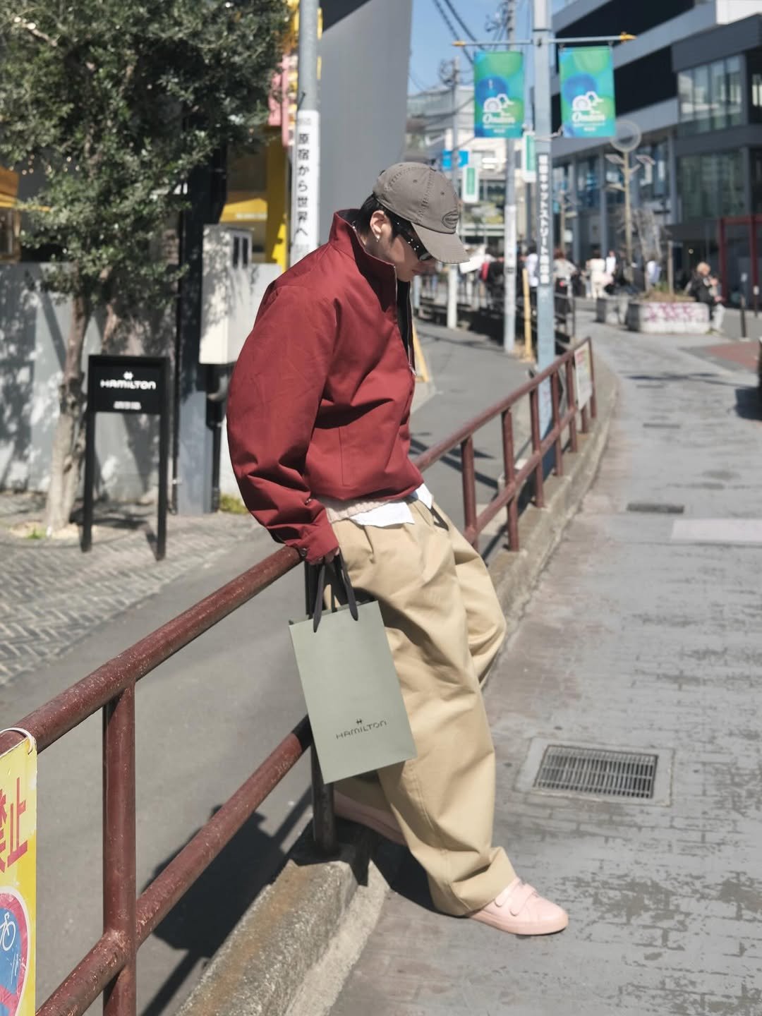 Photo by 강승윤 KANGSEUNGYOON on March 19, 2026. May be an image of wingtip shoes, duffle coat, overcoat, loafer, street and text that says '밥 HRMILFON on ·· T HAMILTON'.