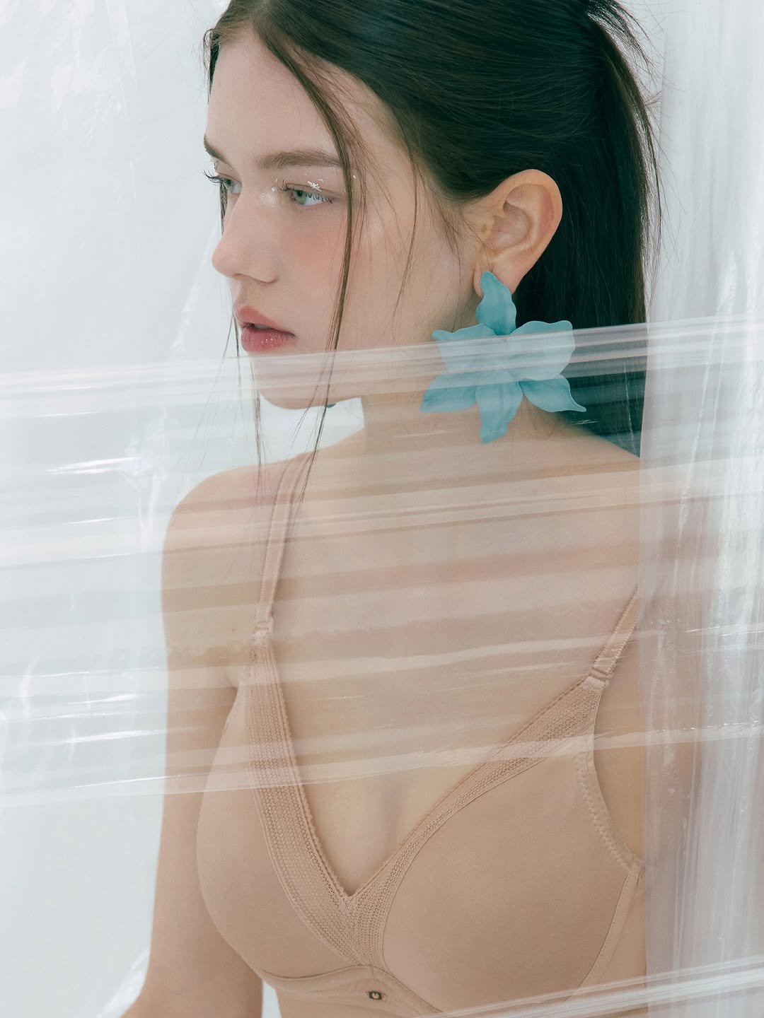 Photo by 와코루 wacoal on August 04, 2025. May be an image of 1 person, slip, sleepwear, bra, chemise and text.