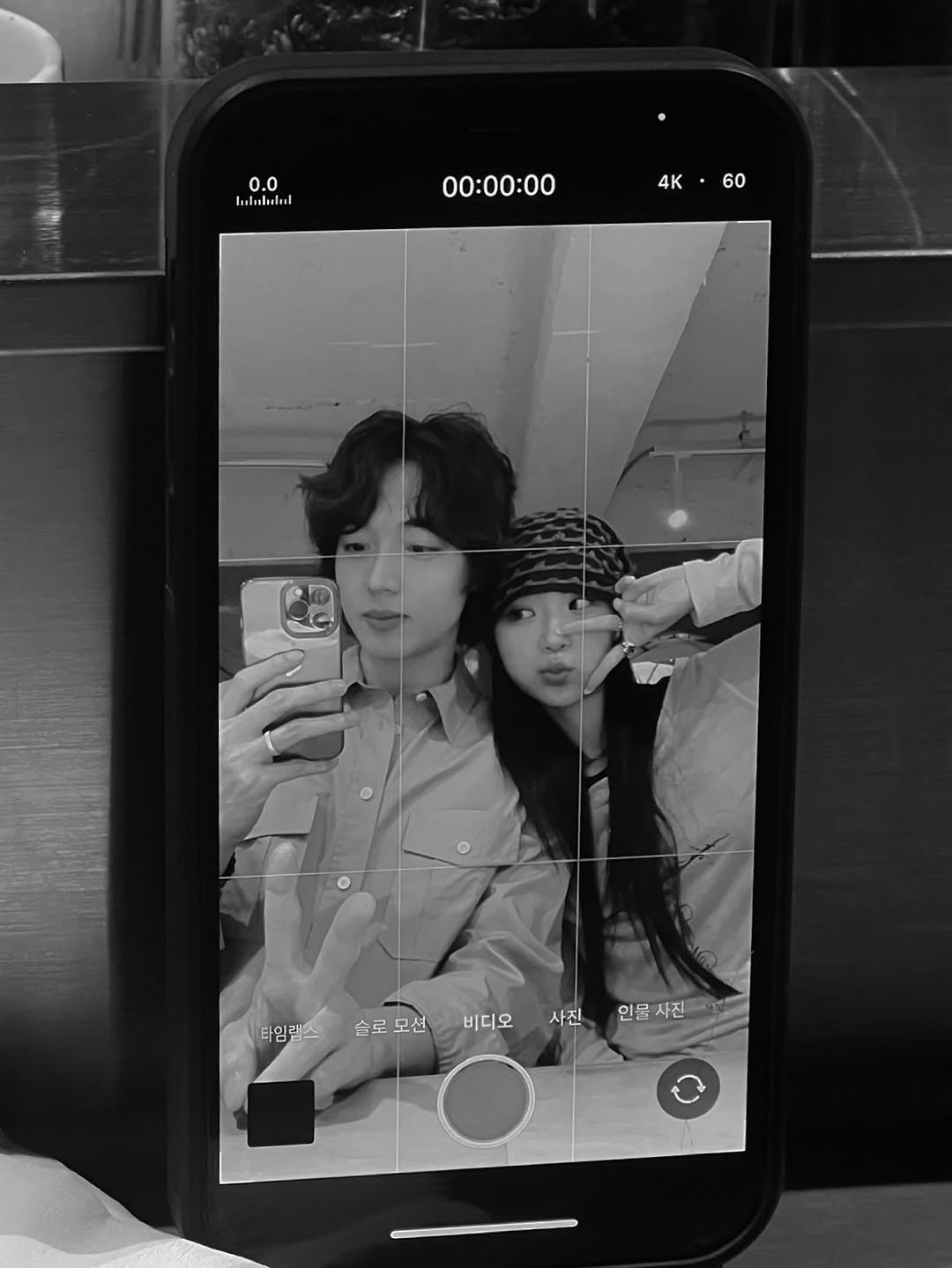 Photo by 왕십리 커플🤍 on September 19, 2025. May be a black-and-white image of 2 people, bangs, phone, mirror, top and text that says '0.0 Inlololul 00:00:00 4K•60 4K 60 타임랩스 슬로모션 슬로 모션 비디오 사진 인 인물사진'.