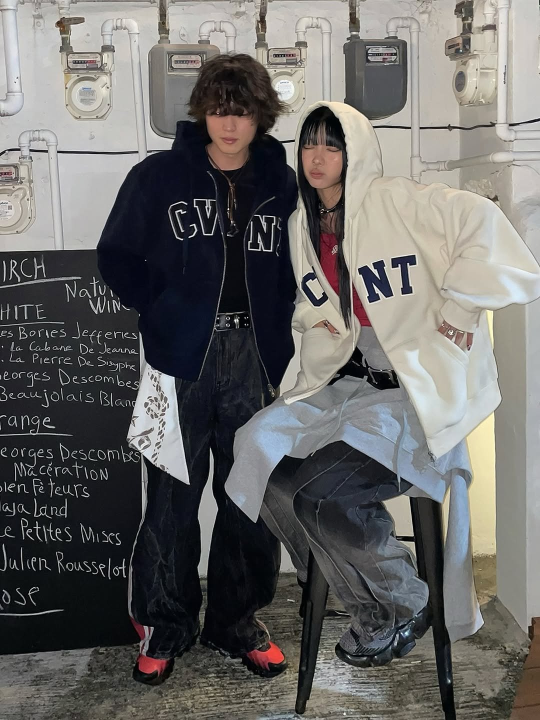 Photo shared by 왕십리 커플🤍 on September 26, 2025 tagging @covernat_. May be an image of 2 people, overcoat, duffle coat, raincoat, sweatsuit, parka, bath robe and text that says '00ម10 a RCH የማ GUN N Natu, WIN NT ITE Borles Jefferies abane De Jearne Pierre De Jisyphe eorges Descombes BeaujolaisBlang eaui range orges Descombes Μή Maceration en Fè teurs aa Land Petites Mises uken Rousselot ose'.