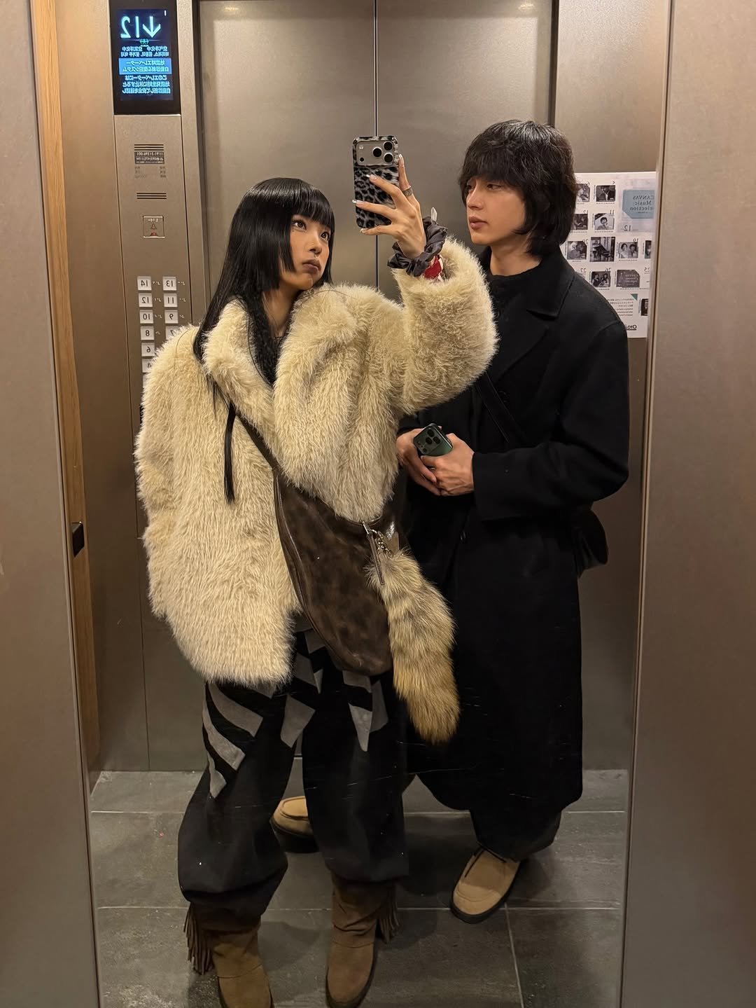 Photo shared by 왕십리 커플🤍 on December 07, 2025 tagging @wangsimni_couple. May be an image of one or more people, duffle coat, overcoat, fur coat, parka and text.