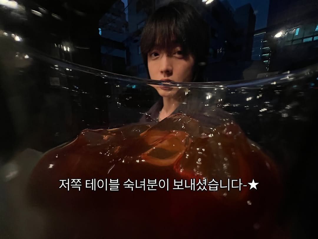 Photo by 왕십리 커플🤍 on July 27, 2025. May be an image of 1 person and text that says '저쪽 테이블 숙녀분이 보내셨습니다-'.