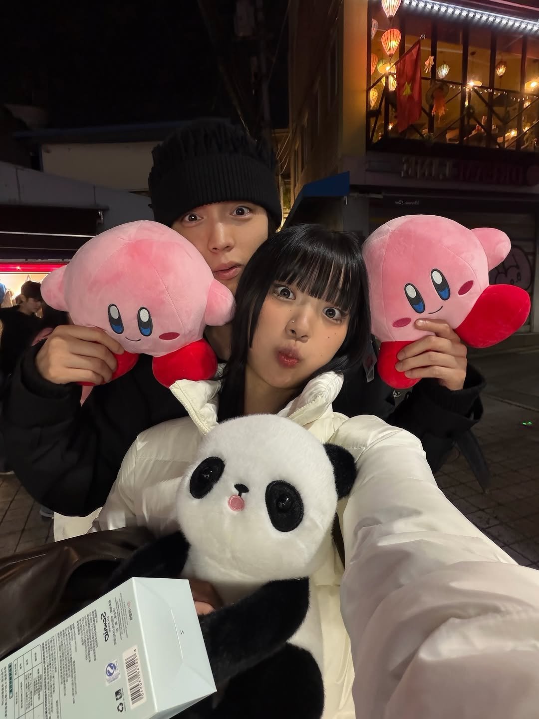 Photo shared by 왕십리 커플🤍 on November 12, 2025 tagging @wangsimni_couple. May be an image of one or more people, duffle coat and text.