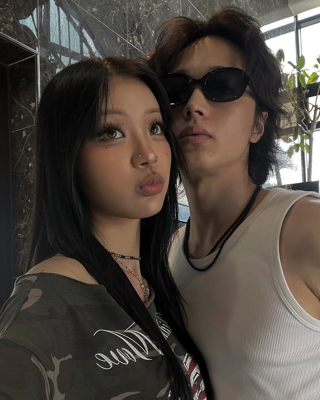 Photo by 왕십리 커플🤍 on August 29, 2025. May be a selfie of 2 people, hair, sunglasses and text.