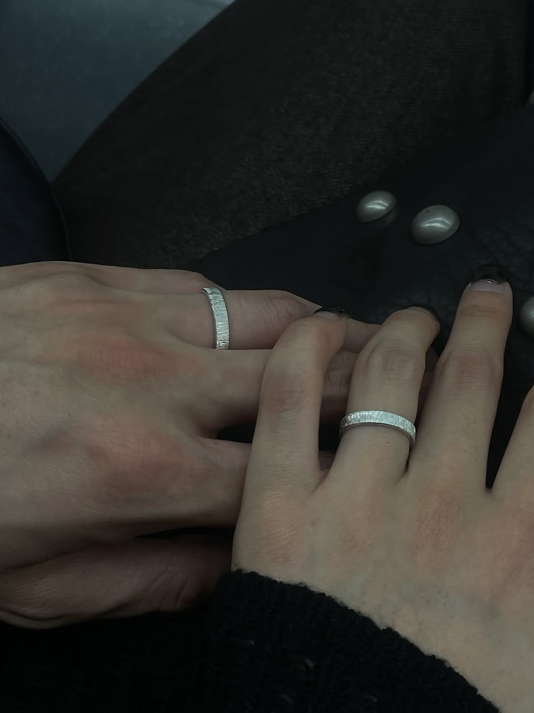 Photo by 왕십리 커플🤍 on June 22, 2025. May be an image of ring.