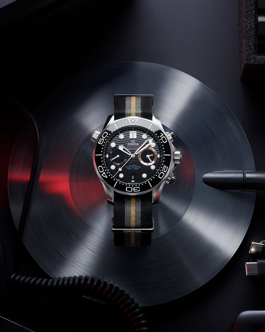 watchesofswitzerland_official 게시물 이미지: @OMEGAwatches continues its James Bond legacy...