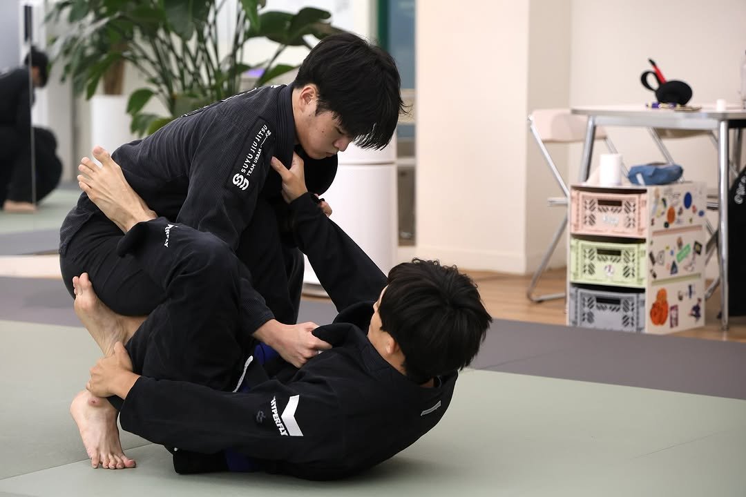 Photo by 은평구주짓수 / 연신내주짓수 / 웨이주짓수 in 웨이주짓수. May be an image of 2 people, people performing martial arts and text.