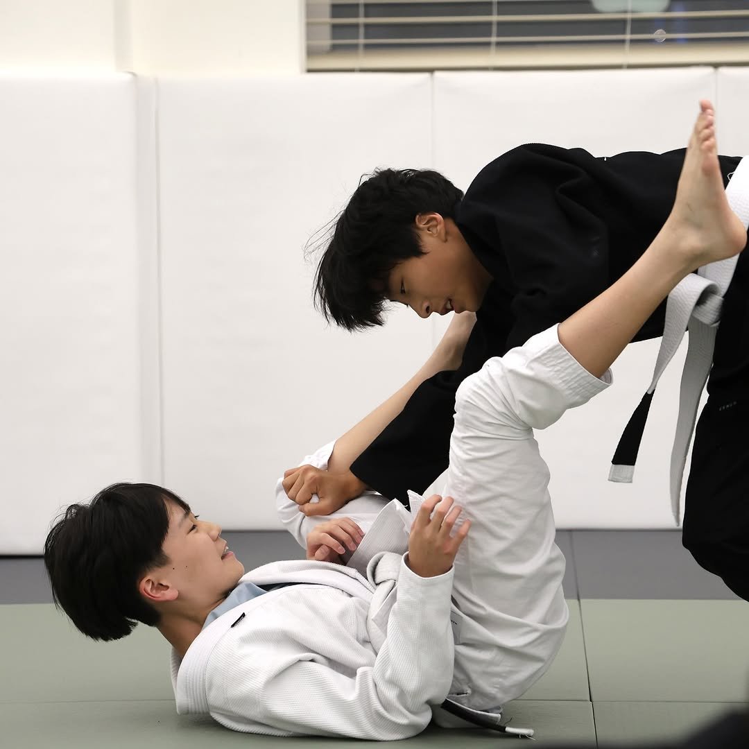 Photo by 은평구주짓수 / 연신내주짓수 / 웨이주짓수 in 웨이주짓수. May be an image of 2 people, people performing martial arts, belt and text.