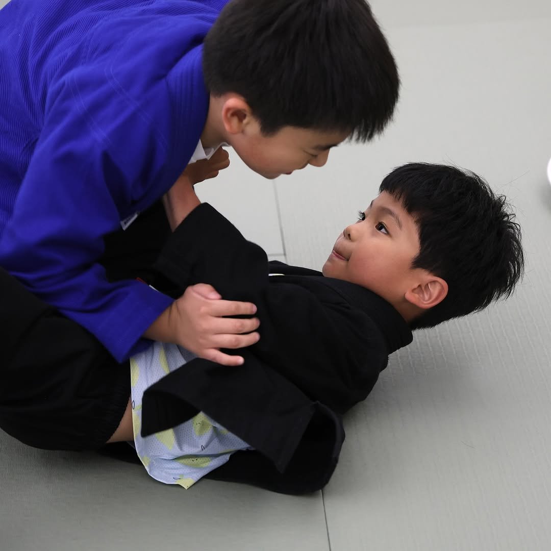 Photo by 은평구주짓수 / 연신내주짓수 / 웨이주짓수 in 웨이주짓수. May be an image of 2 people, people performing martial arts, belt and text.