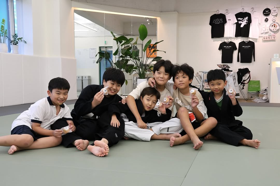 Photo by 은평구주짓수 / 연신내주짓수 / 웨이주짓수 on September 12, 2025. May be an image of 5 people, people performing martial arts and text.