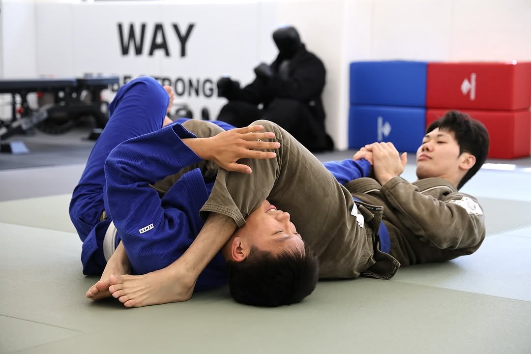 Photo by 은평구주짓수 / 연신내주짓수 / 웨이주짓수 in 웨이주짓수. May be an image of 1 person, performing martial arts, mat, belt and text.
