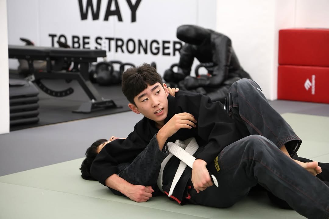 Photo by 은평구주짓수 / 연신내주짓수 / 웨이주짓수 in 웨이주짓수. May be an image of martial arts, mat, belt and text that says 'WAY TABESTRONGER'.