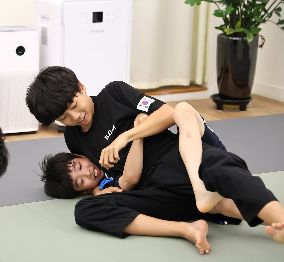 Photo by 은평구주짓수 / 연신내주짓수 / 웨이주짓수 in 웨이주짓수. May be an image of 1 person, performing martial arts and text.
