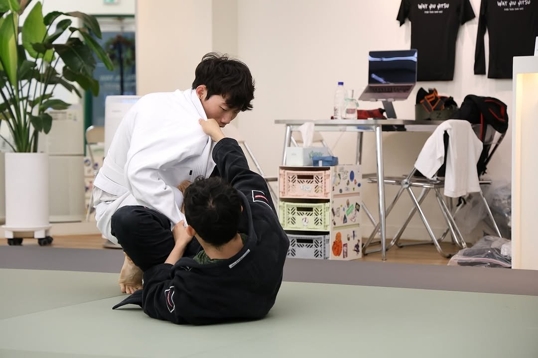 Photo by 은평구주짓수 / 연신내주짓수 / 웨이주짓수 in 웨이주짓수. May be an image of 1 person, performing martial arts and text.