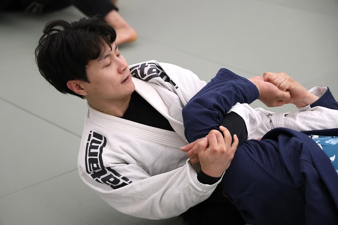 Photo by 은평구주짓수 / 연신내주짓수 / 웨이주짓수 in 웨이주짓수. May be an image of 1 person, performing martial arts and text that says '食'.
