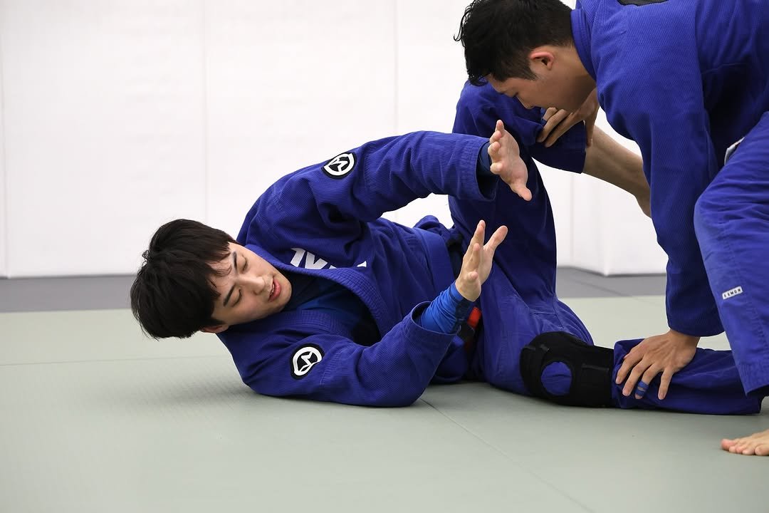 Photo by 은평구주짓수 / 연신내주짓수 / 웨이주짓수 in 웨이주짓수. May be an image of 2 people, people performing martial arts, mat and text.