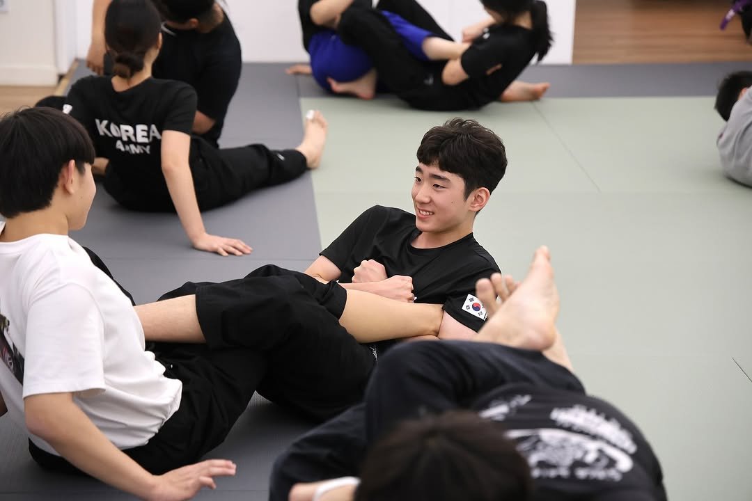 Photo by 은평구주짓수 / 연신내주짓수 / 웨이주짓수 in 웨이주짓수. May be an image of martial arts and text that says 'KOREA 4IM な 추국 4'.