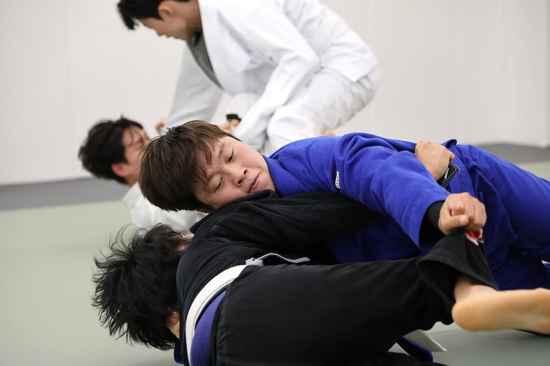 Photo by 은평구주짓수 / 연신내주짓수 / 웨이주짓수 in 웨이주짓수. May be an image of 2 people, people performing martial arts and text.