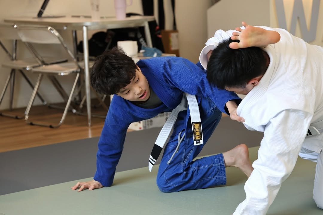 Photo by 연신내 웨이주짓수 in 웨이주짓수. May be an image of martial arts and text that says 'M Ara'.