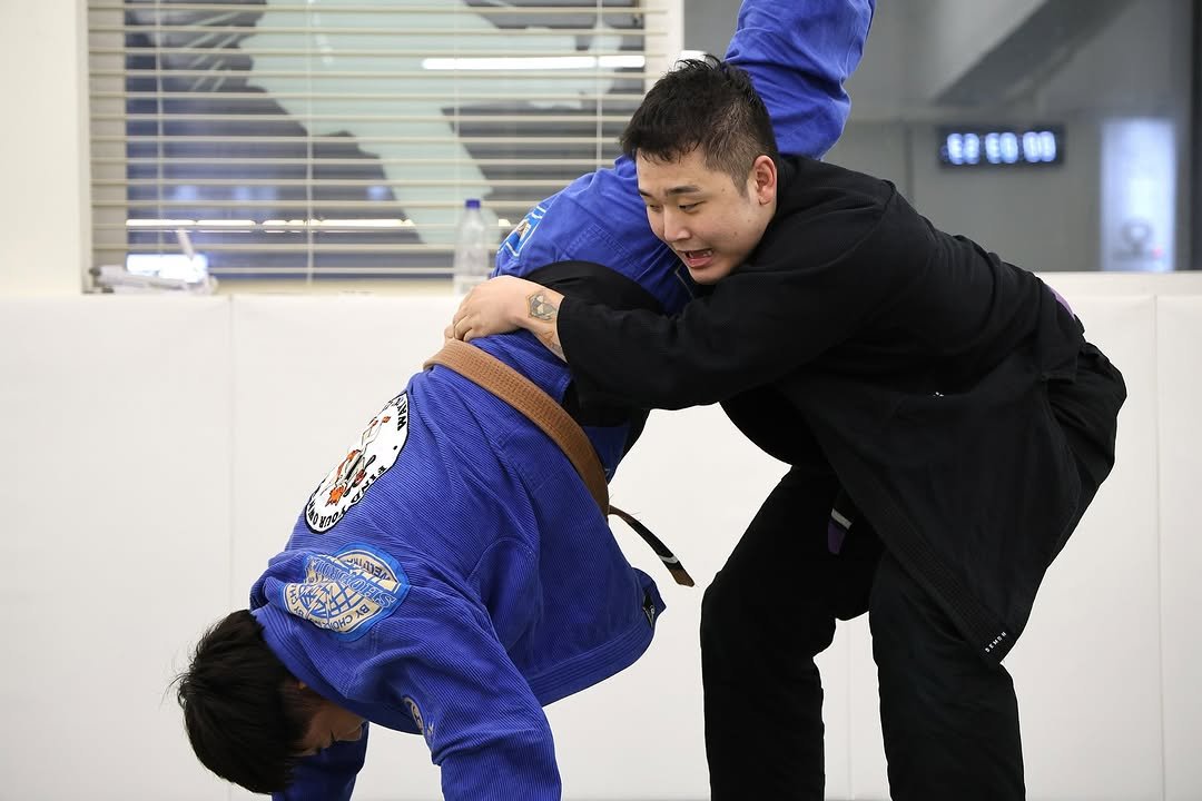 Photo by 은평구주짓수 / 연신내주짓수 / 웨이주짓수 in 웨이주짓수. May be an image of 2 people, people performing martial arts and text.