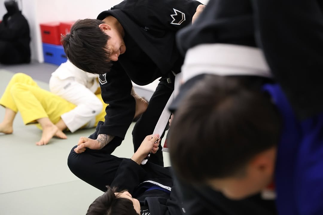 Photo by 은평구주짓수 / 연신내주짓수 / 웨이주짓수 in 웨이주짓수. May be an image of 3 people, people performing martial arts, belt and text.