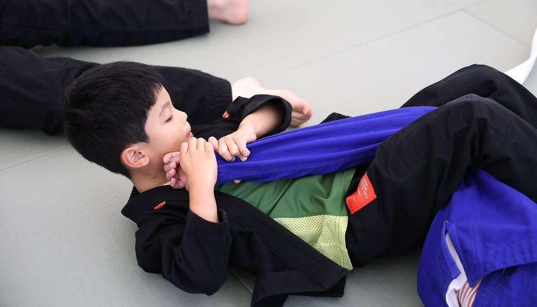 Photo by 은평구주짓수 / 연신내주짓수 / 웨이주짓수 in 웨이주짓수. May be an image of 2 people, people performing martial arts, mat, belt and text.
