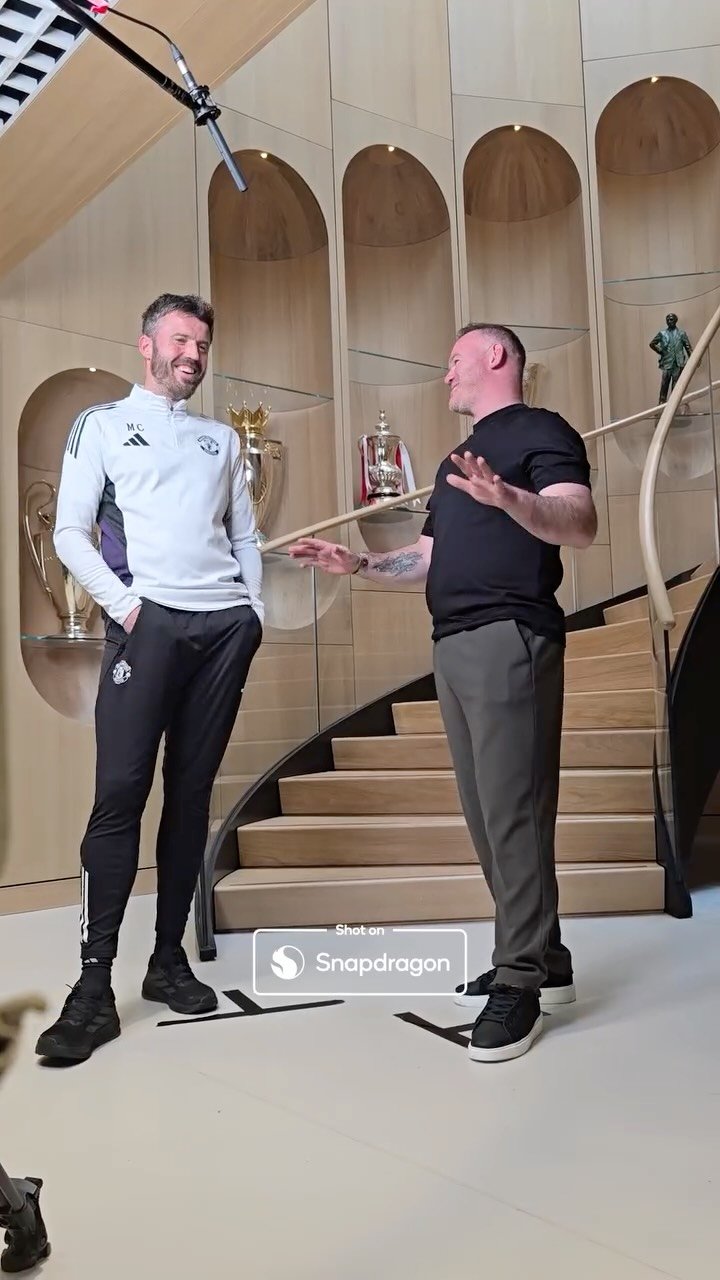 waynerooney 게시물 이미지: A familiar face came to congratulate our new...