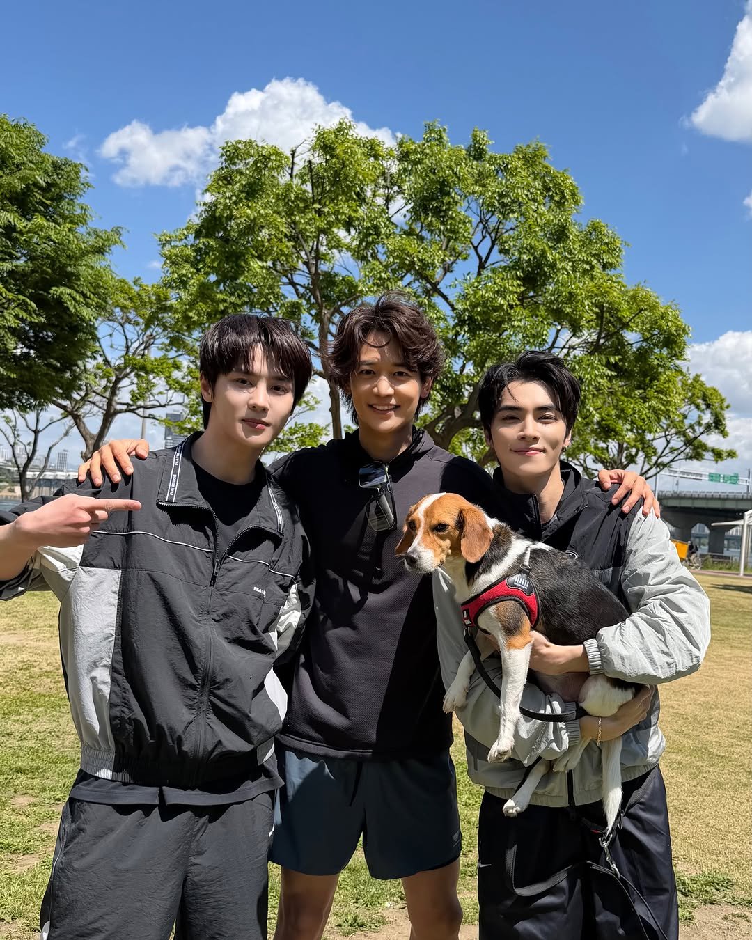 wayvofficial 게시물 이미지: ᯓ🏃‍♂️‍➡️🏃‍♂️‍➡️ with 🐿️.

#KUN #XIAOJUN
#WayV #威神V