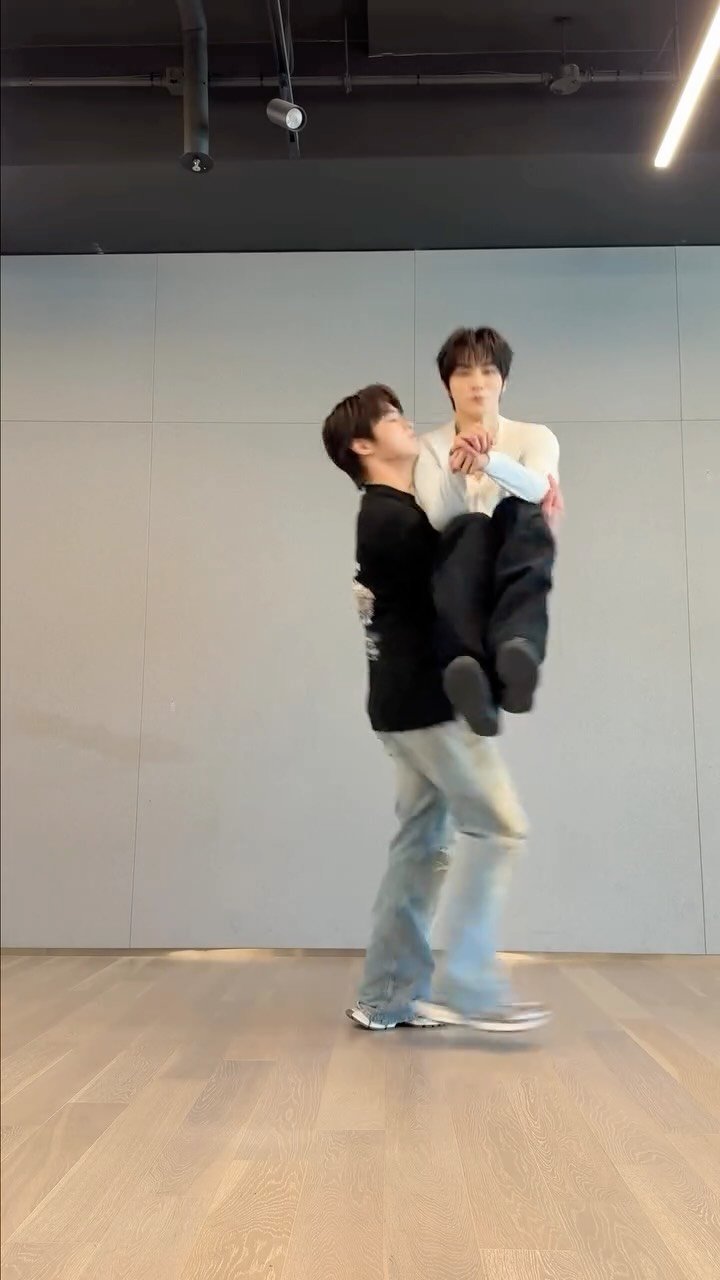 wayvofficial 게시물 이미지: Kun tried...

#WayV #威神V