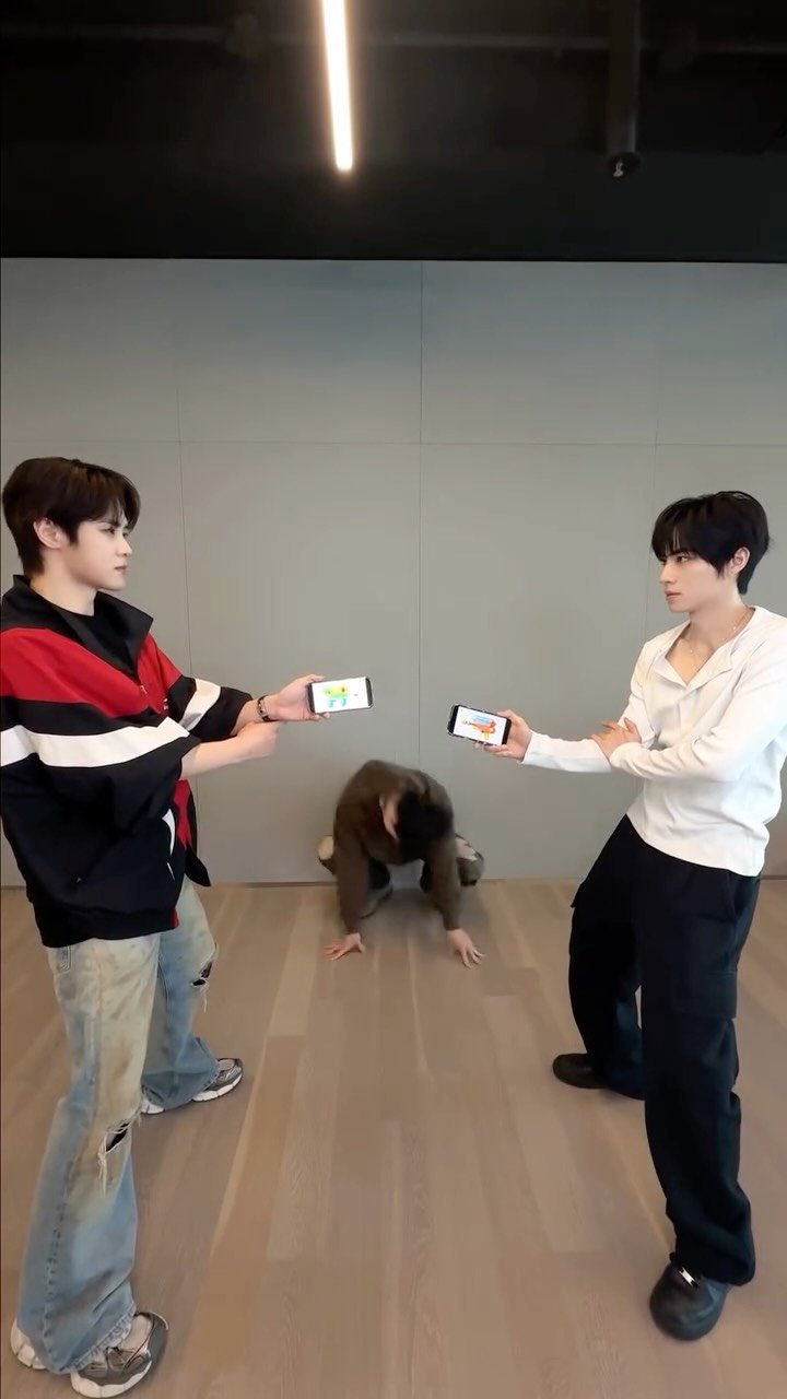 wayvofficial 게시물 이미지: Hendery = 🌱

#KUN #XIAOJUN 
#HENDERY
#WayV #威神V