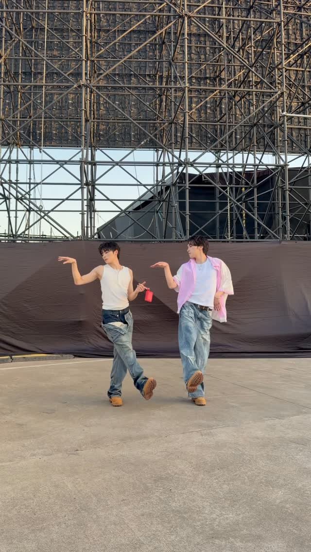wayvofficial 게시물 이미지: this is literally how we walk

#XIAOJUN...