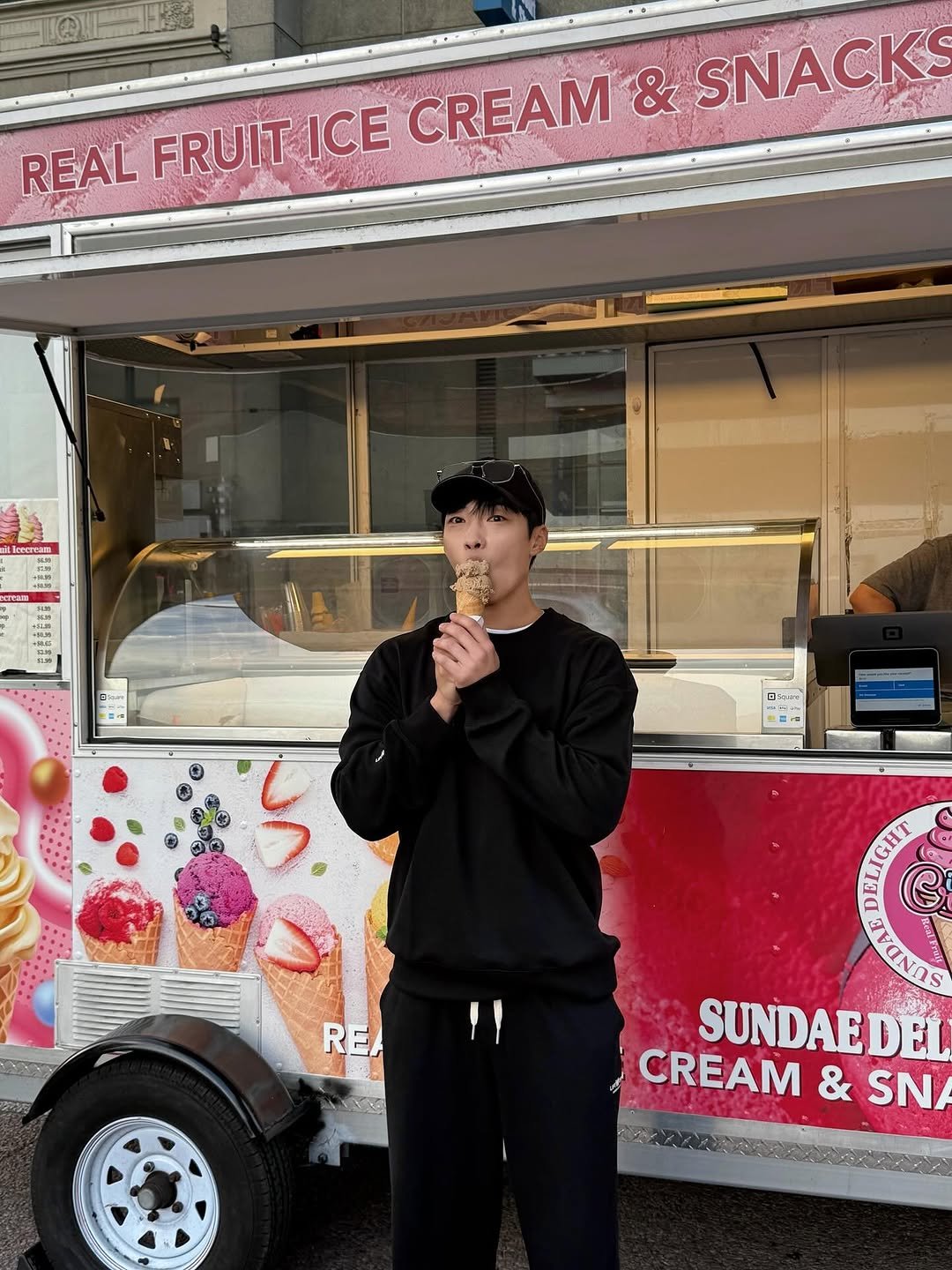 Photo by 우도환 on October 06, 2025. May be an image of 1 person, ice cream and text that says 'REAL FRUIT ICE CREAM & SNACK kercrean +2120 DSW REA YONTO SILNIS CREAM & SN/ SUNDAEDEI'.