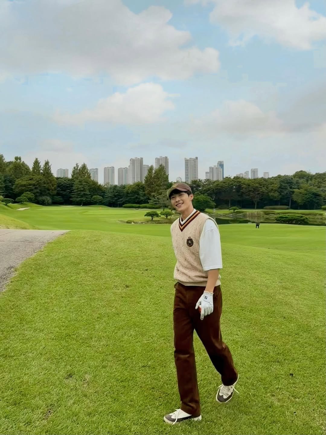 Photo by 우도환 on October 13, 2025. May be an image of golf and golf course.