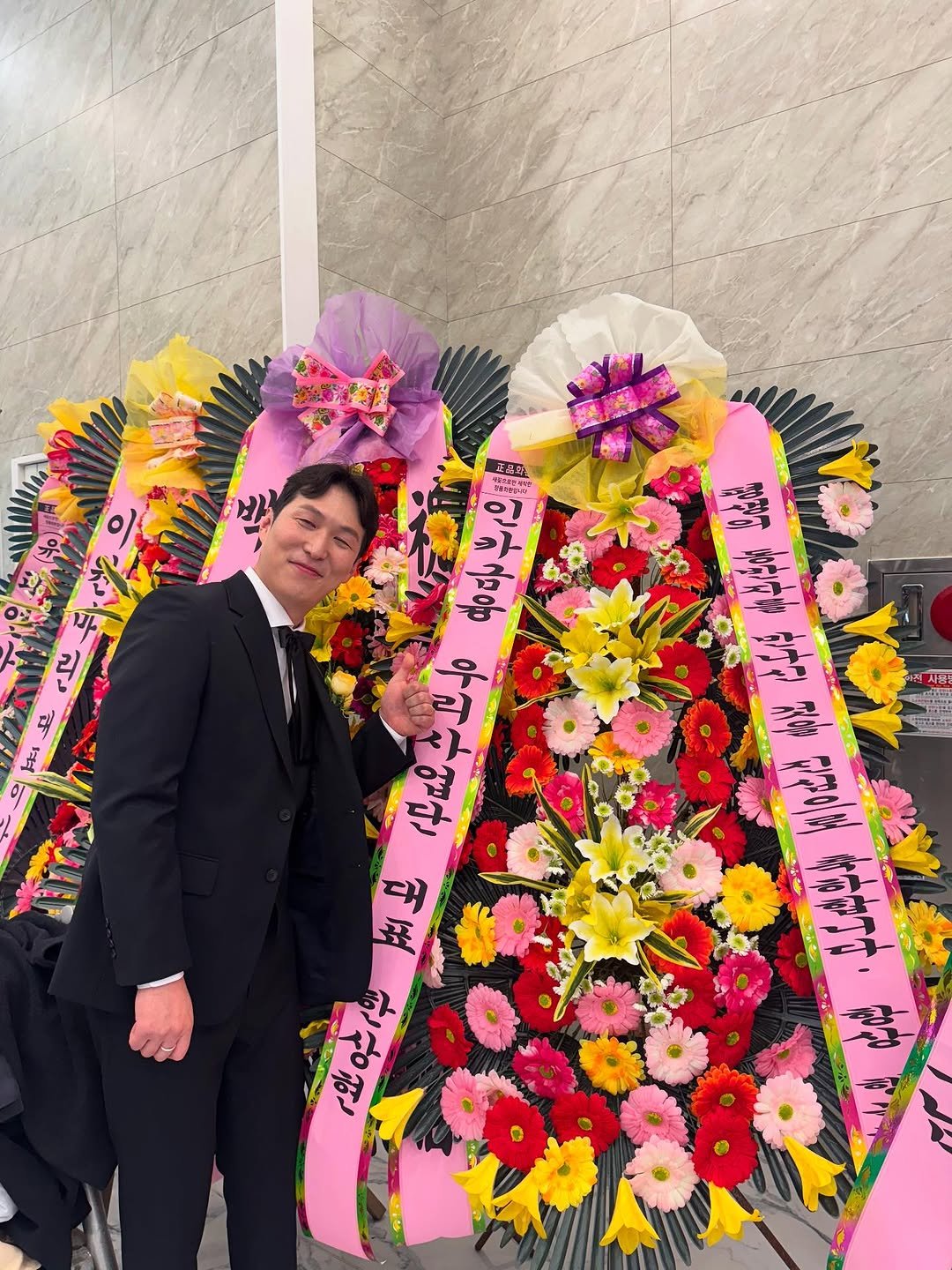 Photo by ✪ 인카금융서비스 _ 우리사업단 대표 한상현 ✪ on November 30, 2025. May be an image of flower arrangement, dinner jacket, headdress, prairie gentian, carnation and text.