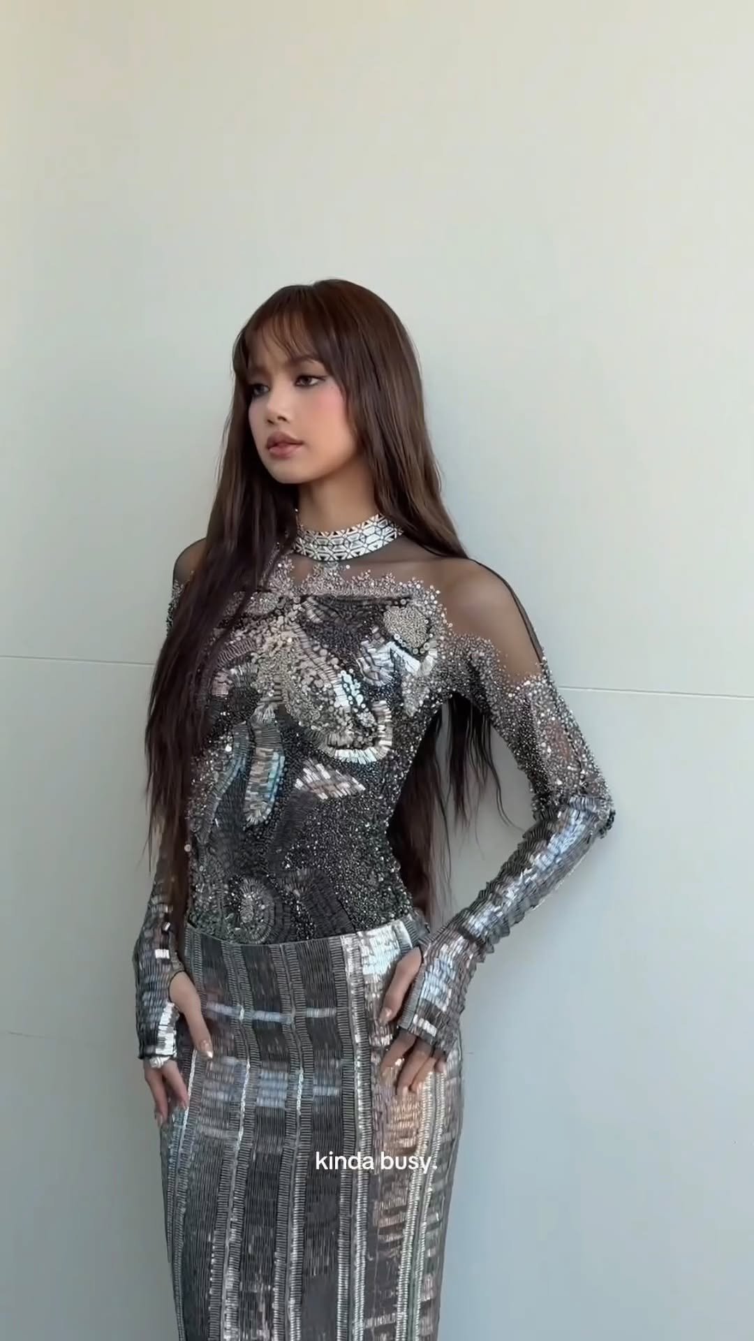 wearelloud 게시물 이미지: LISA kinda busy at the #GoldenGlobes