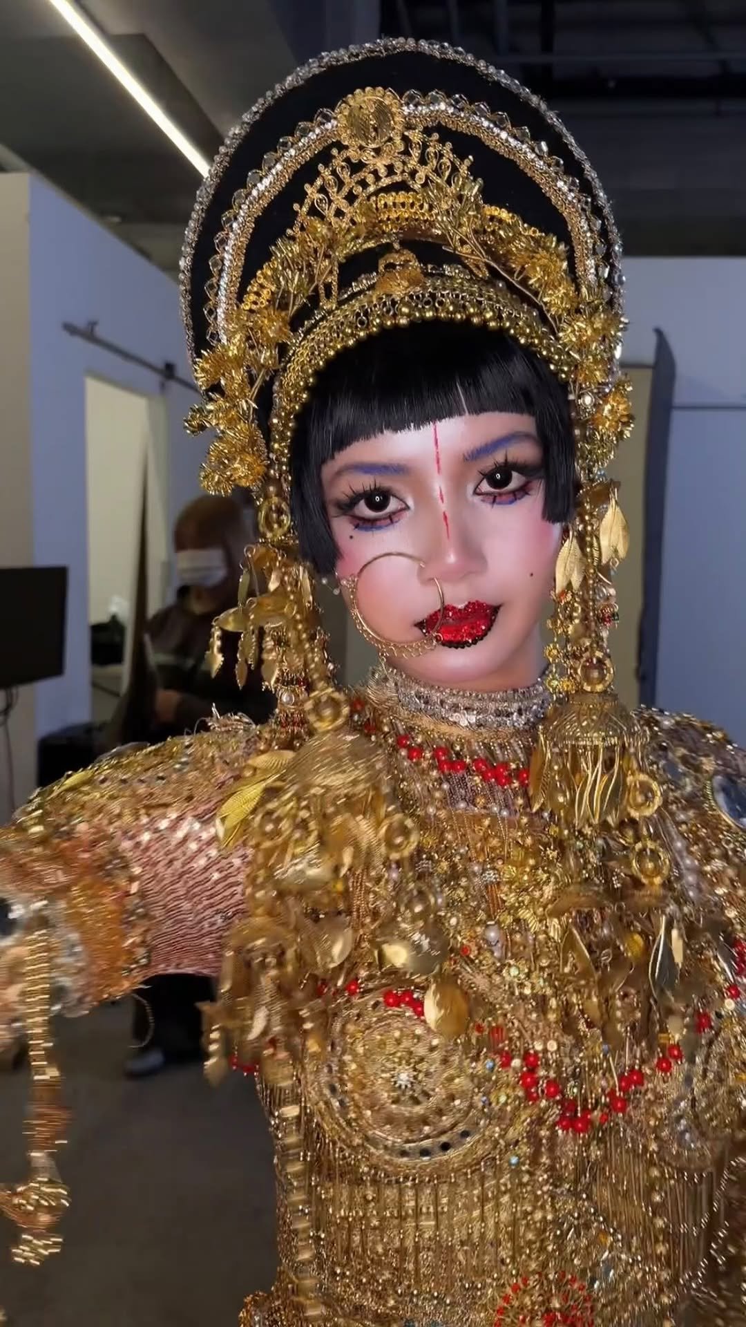 wearelloud 게시물 이미지: Turning into the Golden Woman ✨
LISA Halloween...