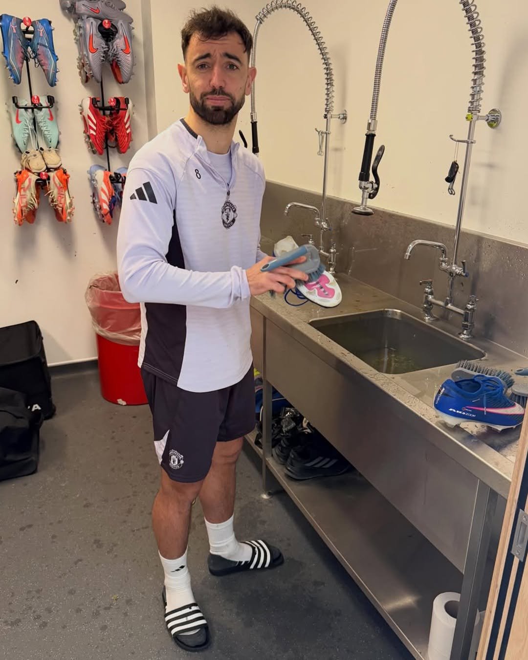 weareunited 게시물 이미지: Diogo Dalot's end of season dump is an all-timer 🤣