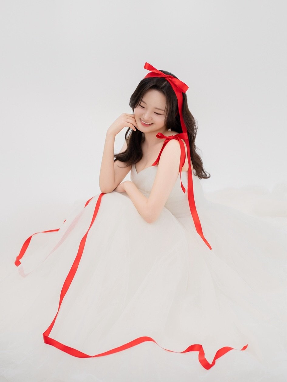 Photo by 다이렉트결혼준비 정수완플래너 on May 29, 2025. May be an image of 1 person, dress and text.