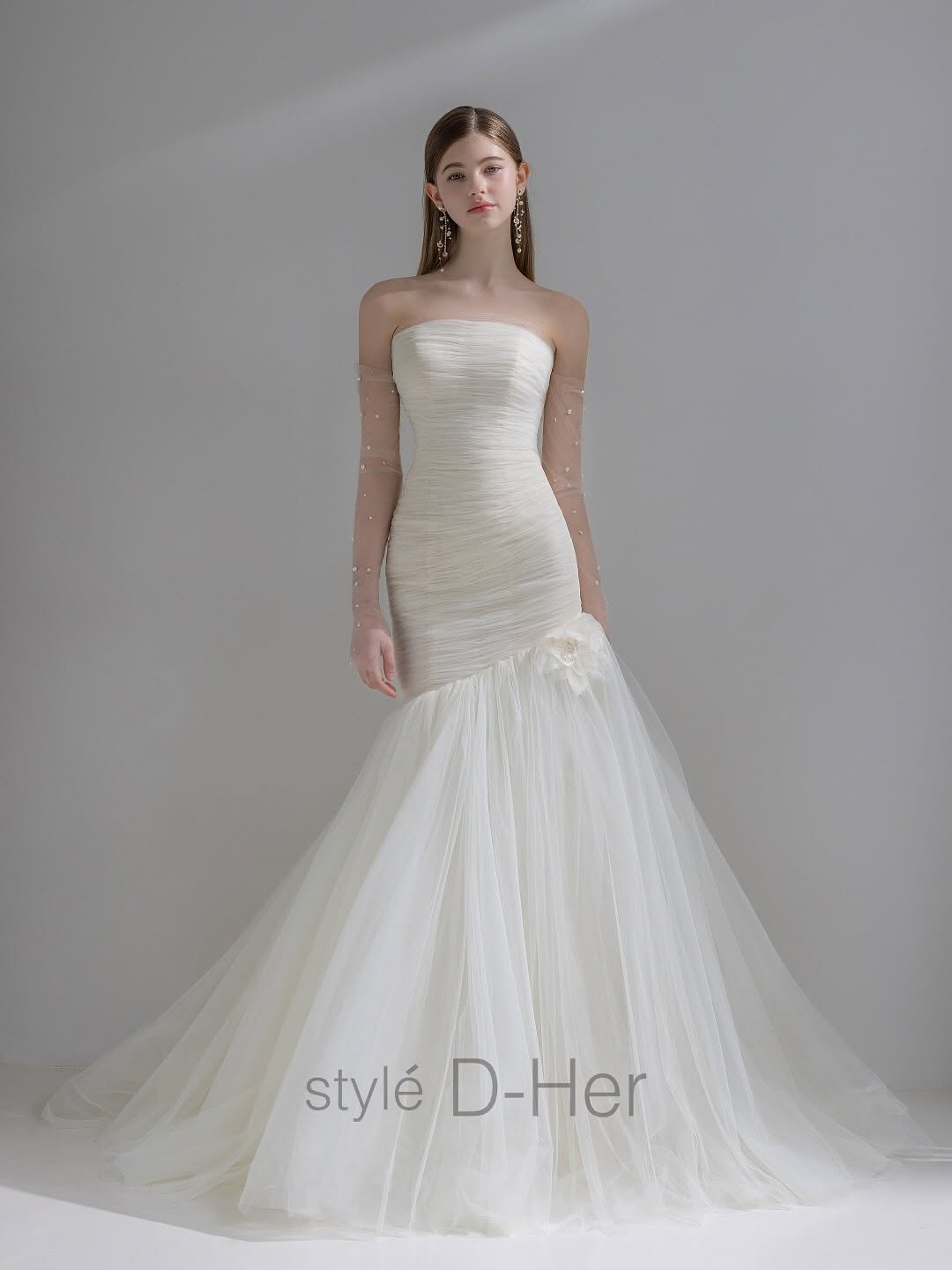 Photo shared by 다이렉트결혼준비 정수완플래너 on June 04, 2025 tagging @style_dher_official. May be an image of 1 person, gown, dress and text.