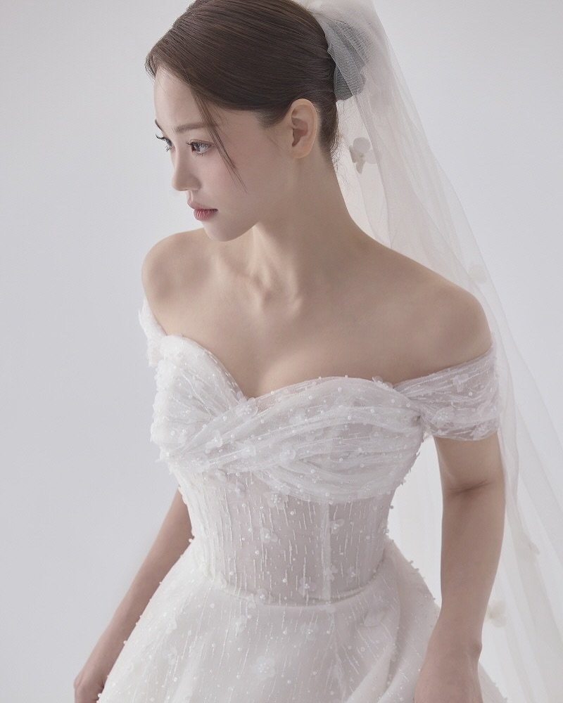 Photo shared by 다이렉트결혼준비 정수완플래너 on May 26, 2025 tagging @the_kenneth_blanc. May be an image of 1 person, dress, wedding and text.
