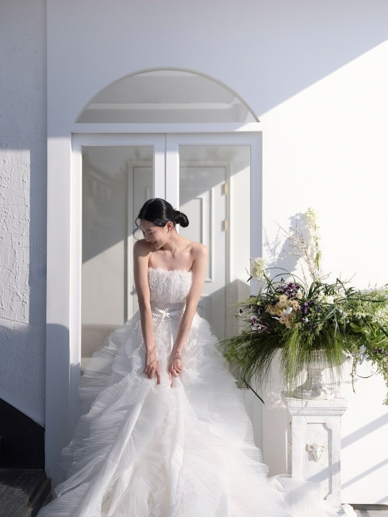 Photo by 다이렉트결혼준비 정수완플래너 on June 06, 2025. May be an image of 1 person, gown, wedding and text.