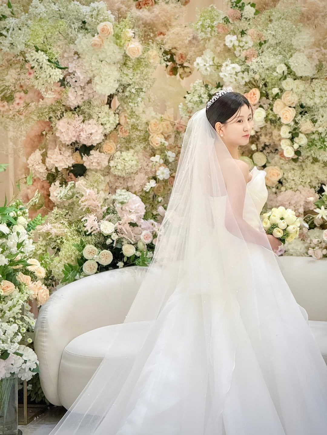 Photo by 다이렉트결혼준비 정수완플래너 in 서울 - Seoul. May be an image of 1 person, bouquet, prairie gentian, baby's-breath, wedding and text.