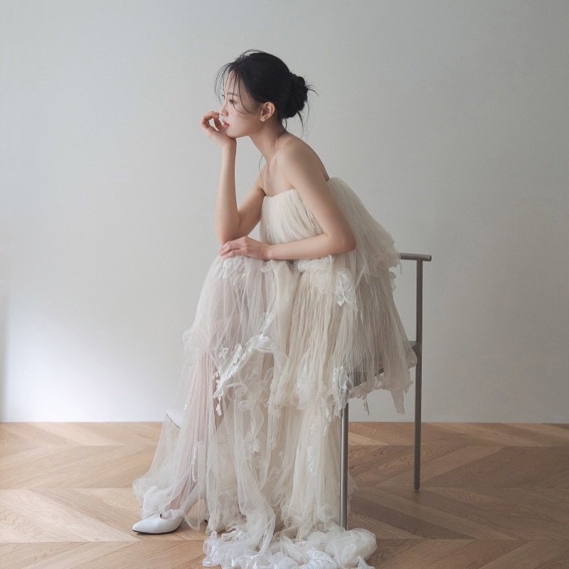 Photo shared by 다이렉트결혼준비 정수완플래너 on May 27, 2025 tagging @amusehaus. May be an image of 1 person, dress and text.