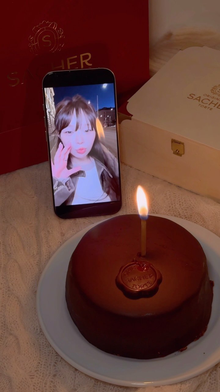 weehee__ 게시물 이미지: 오스트리아에서 맞이한 27살 생일 ‧˚₊❤︎ 
사실 이 영상에는 이상한 점이 있는데...