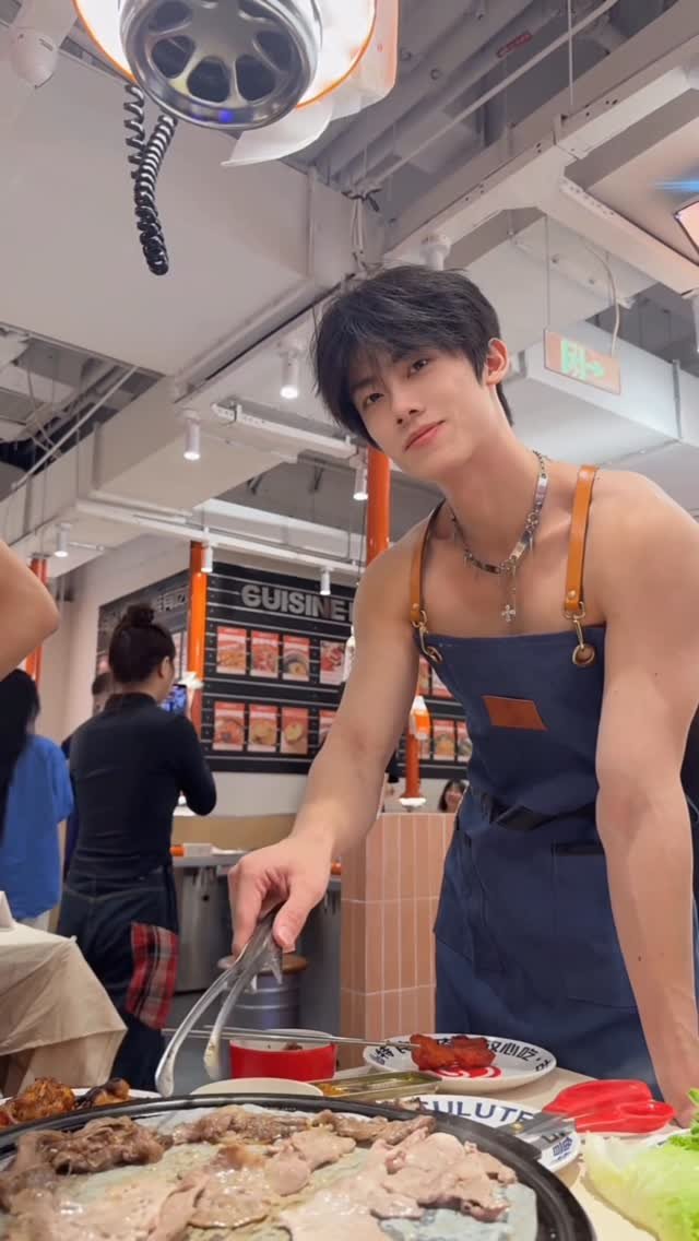 wei.xeng 게시물 이미지: let me introduce you to your waiter